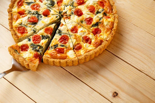 Vejetaryen ev yapımı pasta, Quiche ile domates, ıspanak ve beyaz peynir.