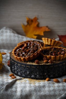 Plaka üzerinde fındık ile sonbahar lezzetli kek.