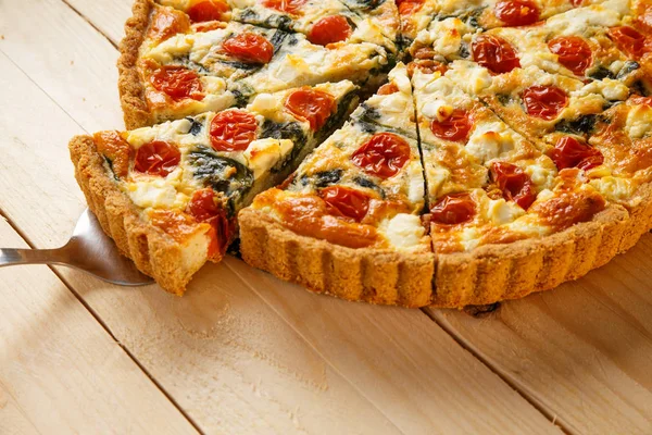 Vejetaryen ev yapımı pasta, Quiche ile domates, ıspanak ve beyaz peynir.