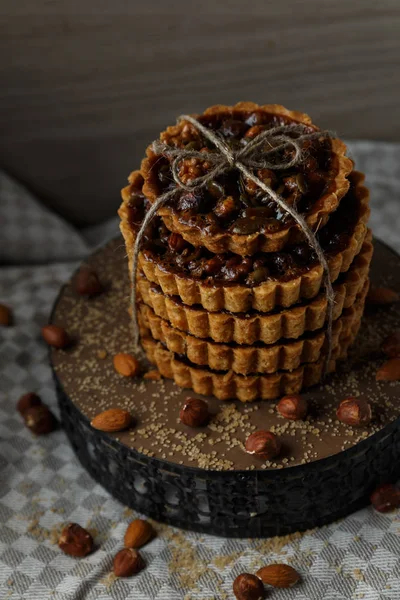 Torre delle torte deliziose con noci su piatto . — Foto Stock