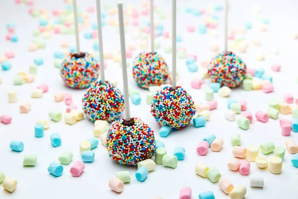 Brownie kaka dyker med färg socker pärlor och marshmallow — Stockfoto
