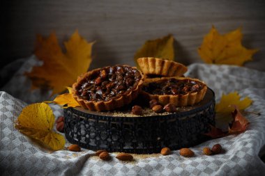 Plaka üzerinde fındık ile sonbahar lezzetli kek.