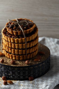 Plaka üzerinde fındık ile lezzetli kek kulesi.