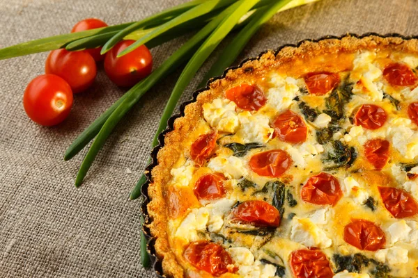 Vejetaryen ev yapımı pasta, Quiche ile domates, ıspanak ve beyaz peynir.