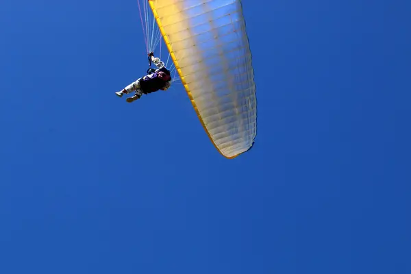 Fliegen auf dem Flügel — Stockfoto