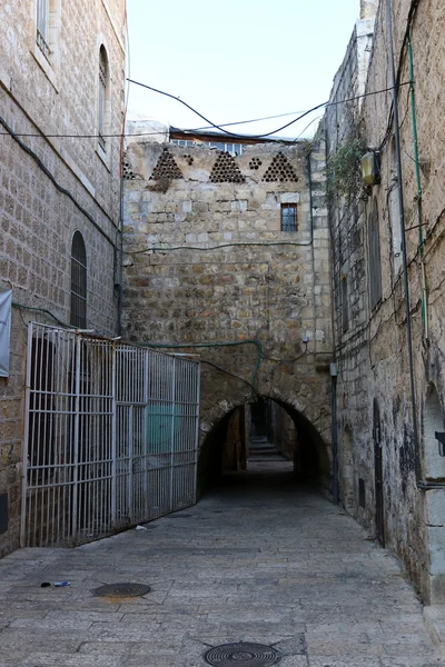 Caminar por la antigua Jerusalén — Foto de Stock