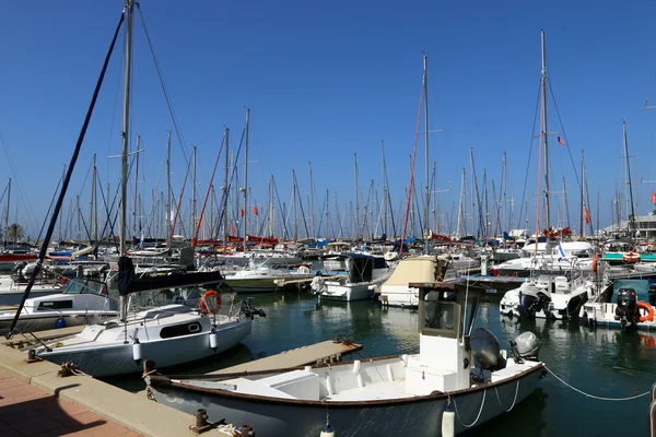 Yate en el puerto marítimo —  Fotos de Stock