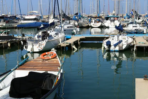 Jacht in de haven aan zee — Stockfoto