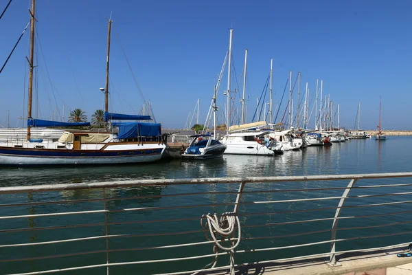 Jacht in de haven aan zee — Stockfoto