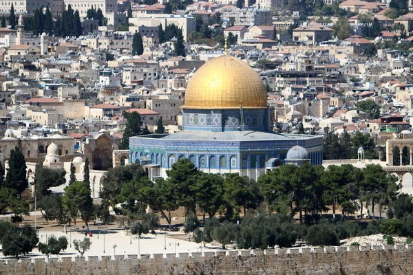 Caminar por la antigua Jerusalén — Foto de Stock