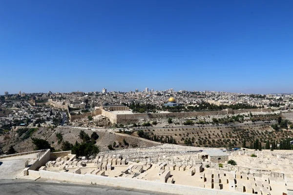 Ходить по древнему Иерусалиму — стоковое фото