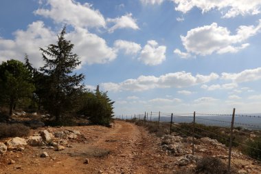 mesafe içine yol açar 