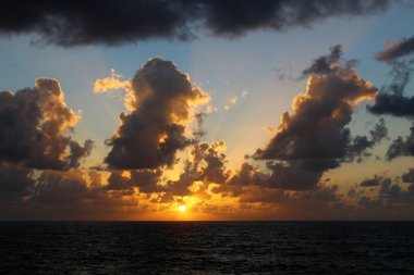 Akdeniz 'de gün batımı 