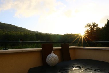 Dağlarda gün doğumu 