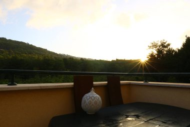 Dağlarda gün doğumu 