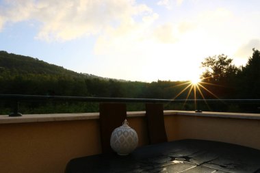 Dağlarda gün doğumu 