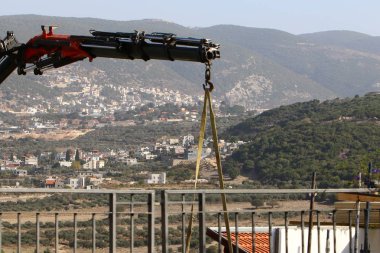 Büyük bir vinç çalışır 