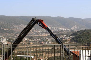 Büyük bir vinç çalışır 