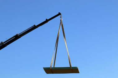 Büyük bir vinç çalışır 