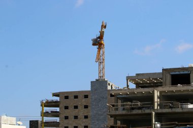 Büyük bir vinç çalışır 