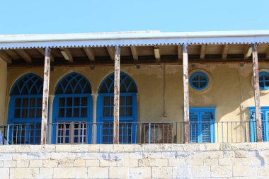 Antik Akko-denizde eski bir kale 