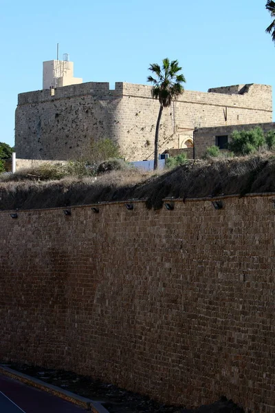 Antiguo Akko - una antigua fortaleza en el mar — Foto de Stock