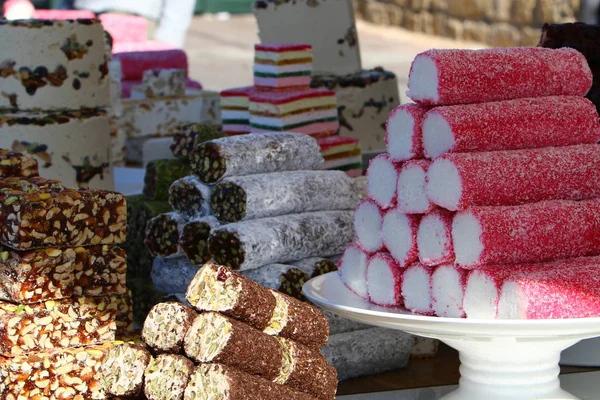 Dulces orientales en el mostrador —  Fotos de Stock