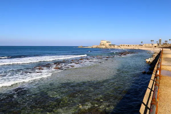 Cesarea - ciudad antigua, situada en la costa mediterránea de Israel . —  Fotos de Stock