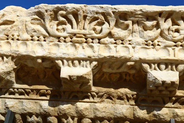 Cesarea - ciudad antigua, situada en la costa mediterránea de Israel . — Foto de Stock