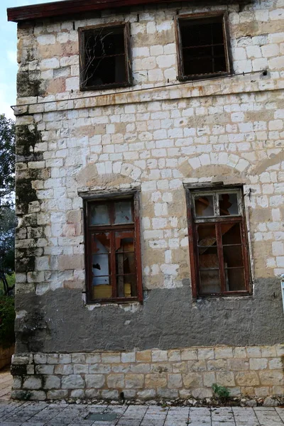 Fenêtres et balcons en Haifa — Photo