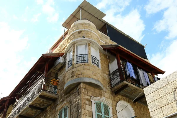 Ventanas y balcones en Haifa — Foto de Stock