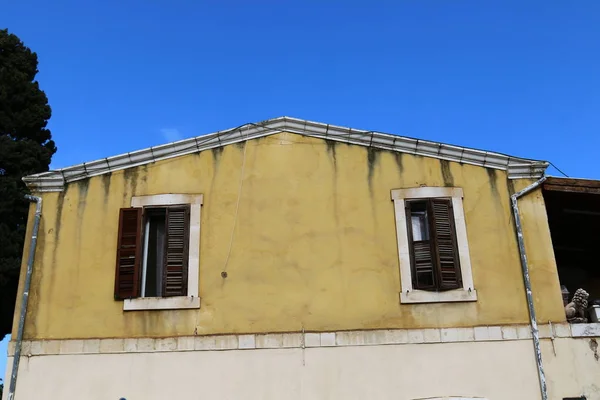 Окна и балконы Хайфы — стоковое фото