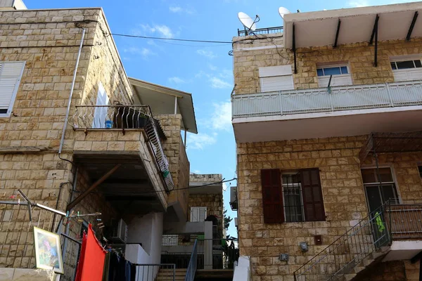 Ventanas y balcones en Haifa — Foto de Stock
