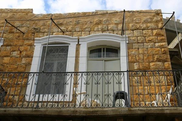 Okna a balkony v Haifě — Stock fotografie