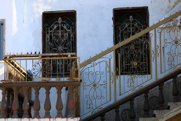 Ventanas y balcones en Haifa — Foto de Stock