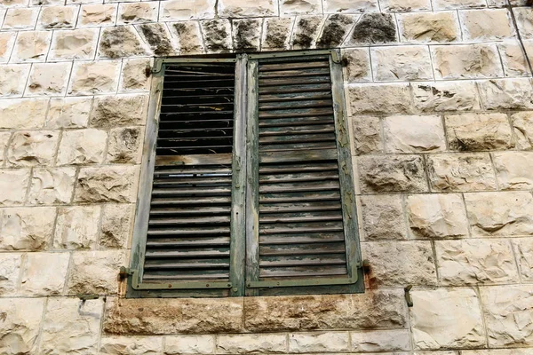 Finestre e balconi a Haifa — Foto Stock