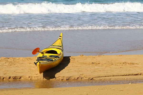 Kayak on the beach — Stock Photo, Image