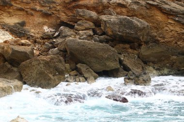 kıyı boyunca taşlar 