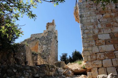 kıyı boyunca taşlar 
