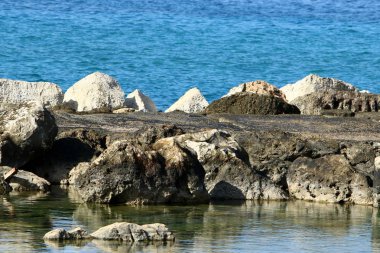 kıyı boyunca taşlar 