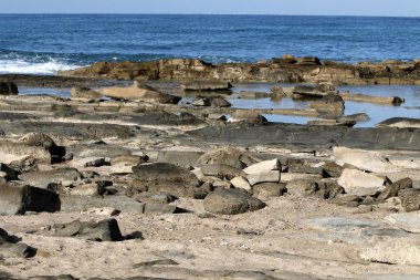 kıyı boyunca taşlar 