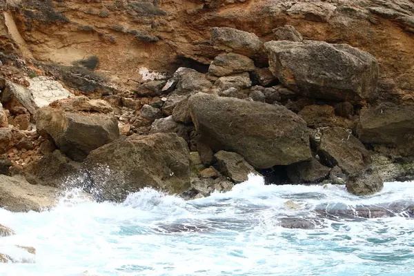 kıyı boyunca taşlar 