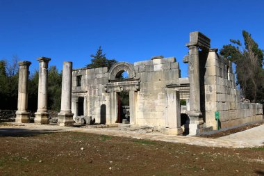 Eski sinagog Baram Milli Parkı'nda. 