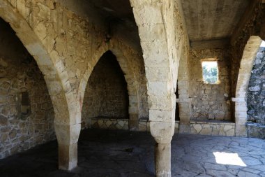 Eski sinagog Baram Milli Parkı'nda. 