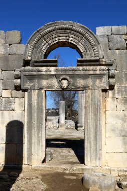 Eski sinagog Baram Milli Parkı'nda. 