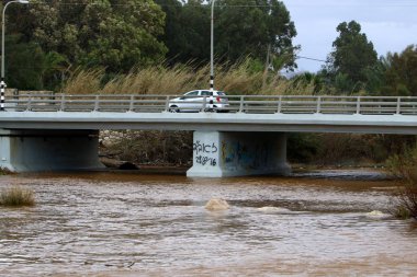 Köprü nehrin üzerinde 