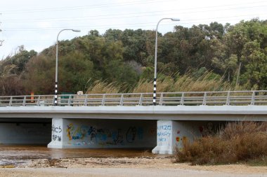 Köprü nehrin üzerinde 