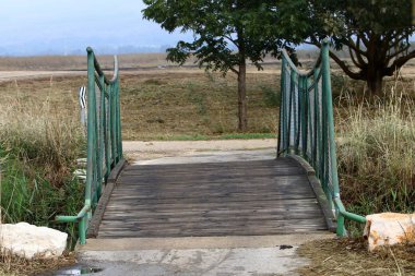 Köprü nehrin üzerinde 