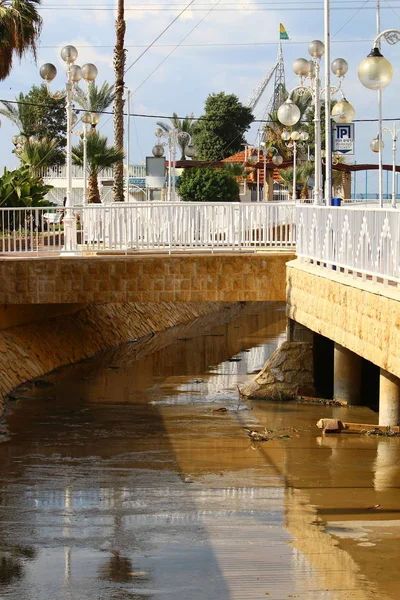 Köprü nehrin üzerinde — Stok fotoğraf