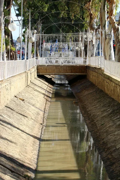 Puente sobre el río — Foto de Stock